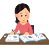 試験勉強をする女性