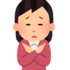 ×サインを出す女性