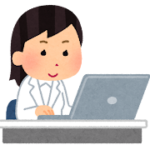 パソコンを操作する白衣の女性