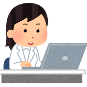 パソコンを操作する白衣の女性