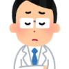 考える白衣の男性