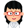 白衣を着たメガネの女性