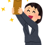 賞与をもらって喜ぶ女性のいらすと